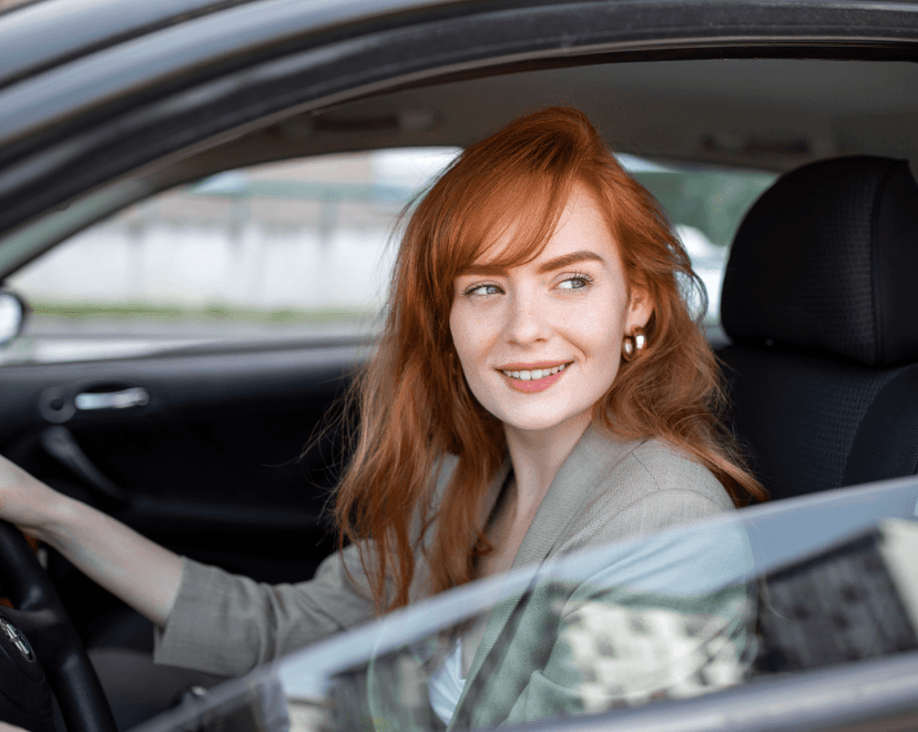 Žena řídící své nové auto